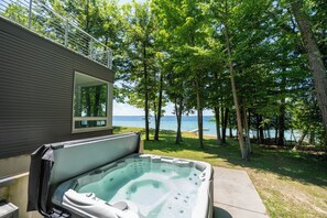 Bañera de hidromasaje al aire libre
