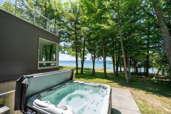 Outdoor spa tub