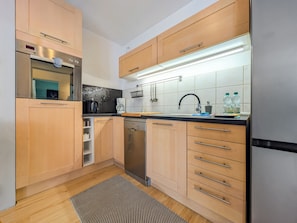 Fridge, oven, stovetop, dishwasher