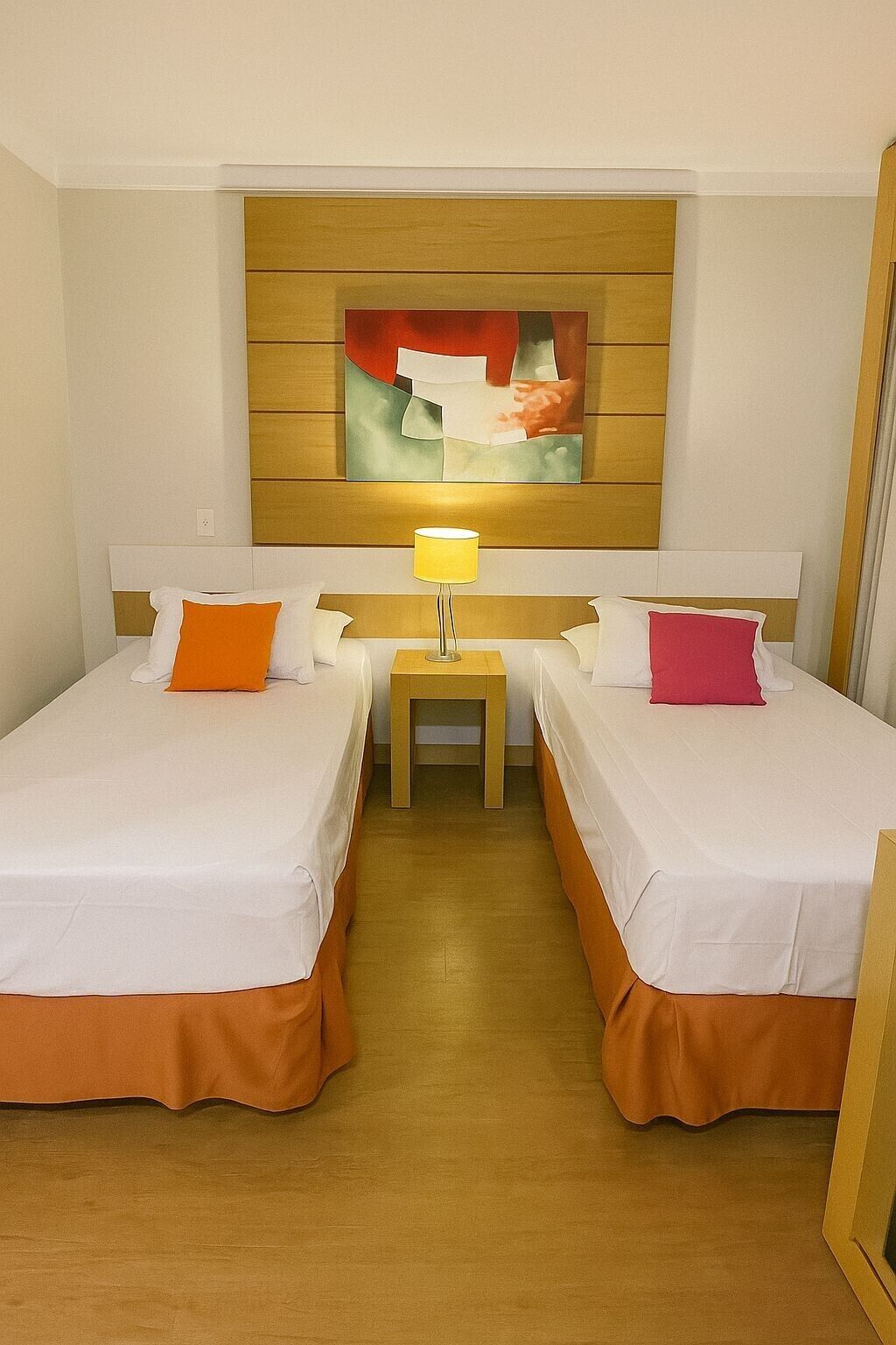 Cofres nos quartos, cortinas blackout, quartos à prova de som