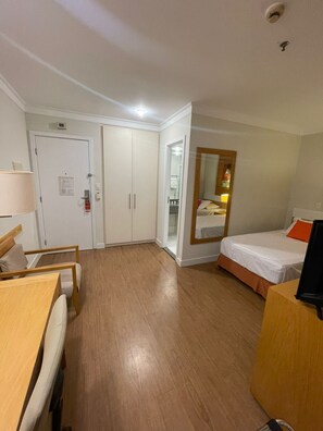 Deluxe appartement | Een kluis op de kamer, verduisterende gordijnen, geluiddichte muren