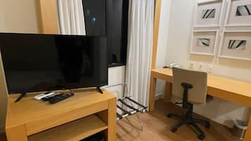 Deluxe Apartment | In-room safe, blackout curtains, soundproofing, iron/ironing board