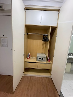Deluxe appartement | Een kluis op de kamer, verduisterende gordijnen, geluiddichte muren