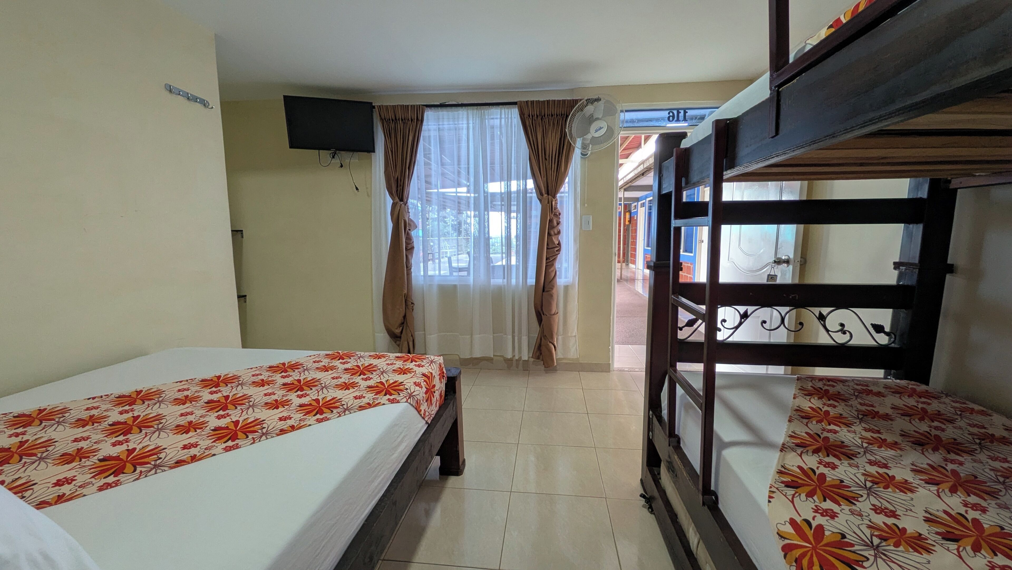 Phòng đôi | Phòng tắm | Buồng tắm vòi sen, xà phòng, giấy vệ sinh 