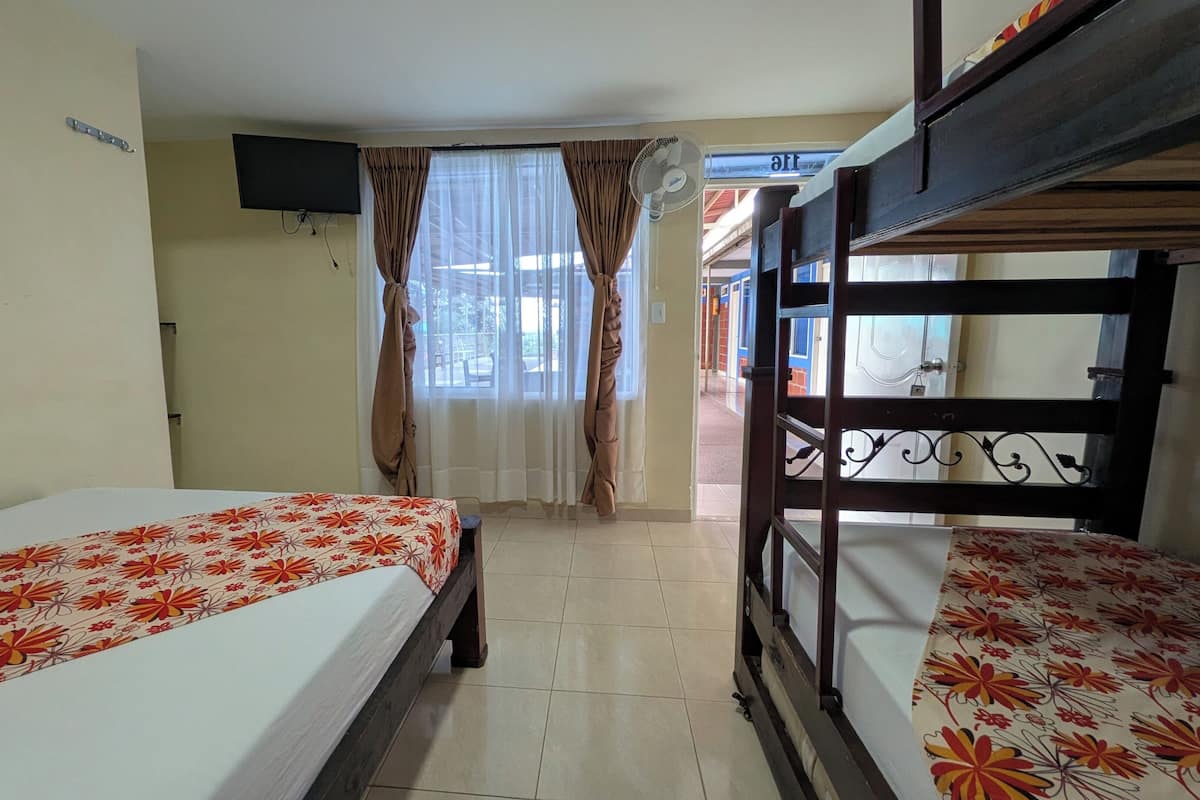 Kamar Double | Kamar mandi | Shower, sabun, dan tisu toilet