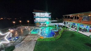 Una piscina al aire libre