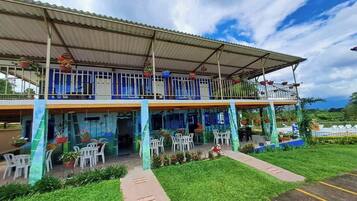 Vista frontal de la propiedad