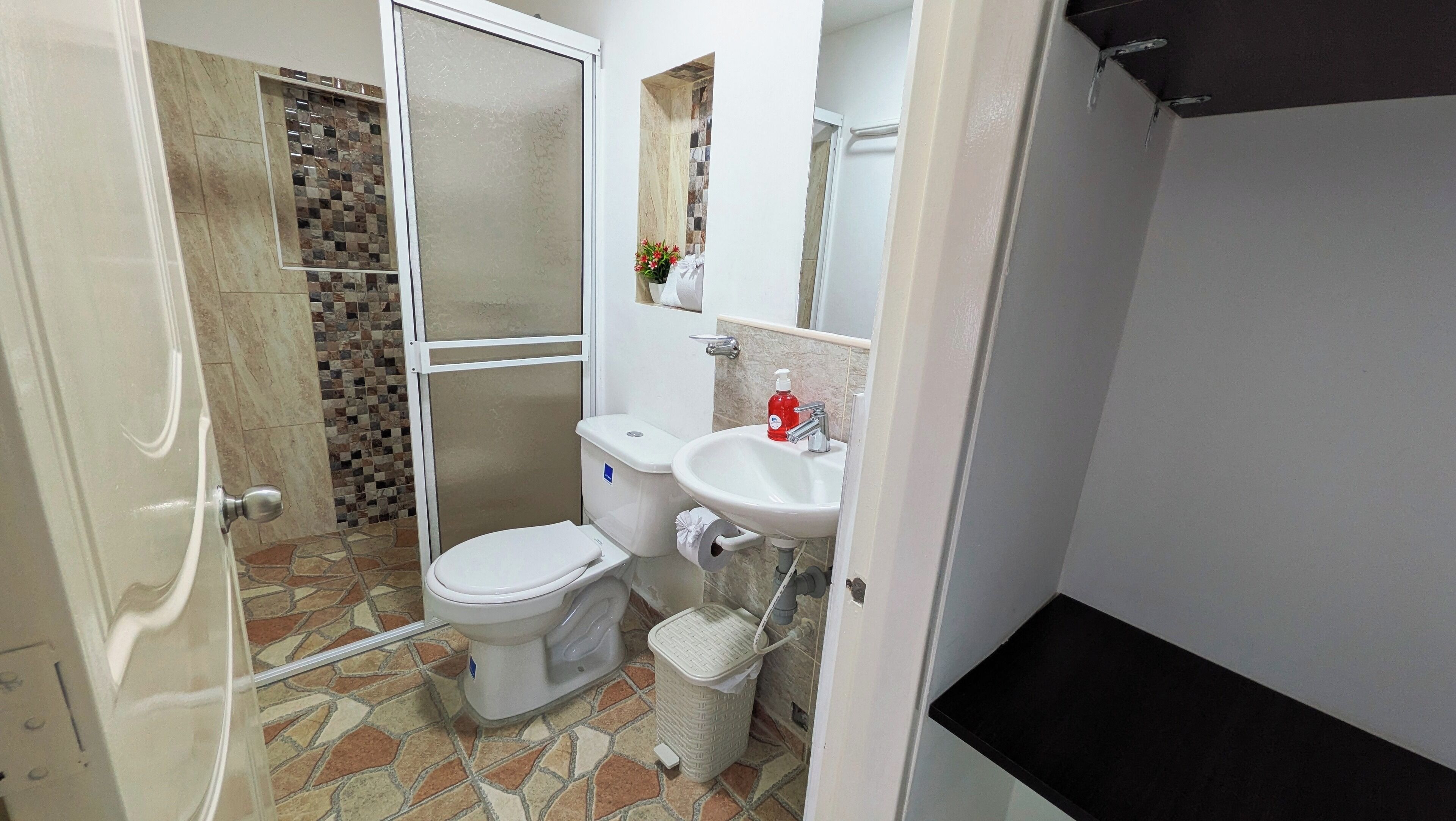 Tweepersoonskamer | Badkamer | Een douche, zeep, toiletpapier