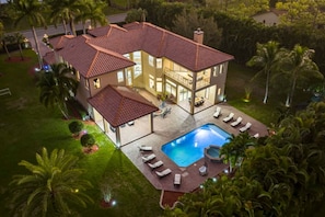 Exterior - Modern 8BR Mansion | 6,500 SF, Pool, Cinema (West Palm Beach)