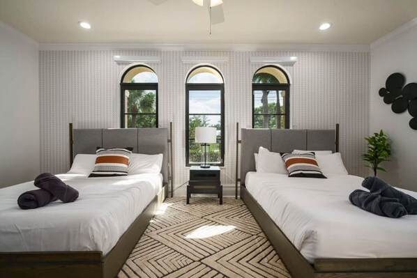 8 chambres, bureau, fer et planche à repasser, lit de bébé portatif