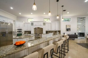 ثلاجة، ميكروويف، فرن، موقد طهي مسطح