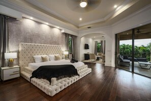 8 chambres, bureau, fer et planche à repasser, lit de bébé portatif