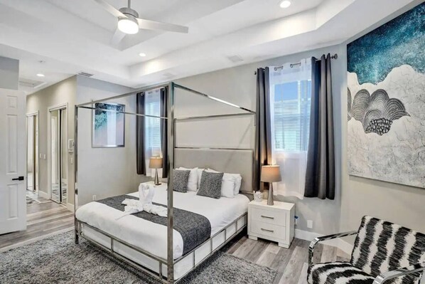 6 bedrooms, desk, iron/ironing board, travel cot