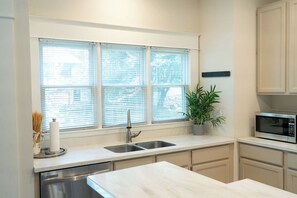 電子レンジ、オーブン、コンロ、食器洗い機