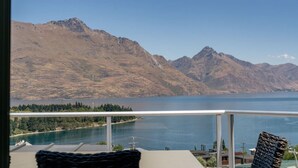 A balcony with a view of a lake and mountains. - Panorama Terrace: Lake Views, Deck & Walk to Town (Queenstown)