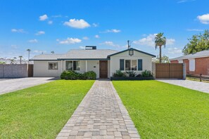 Exterior - NEW Luxury Escape - 10 min to Scottsdale - Firepit (Phoenix)