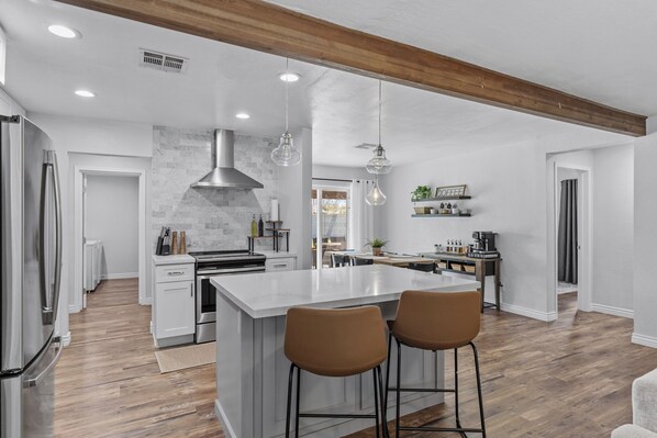 Fridge, microwave, oven, stovetop - NEW Luxury Escape - 10 min to Scottsdale - Firepit (Phoenix)