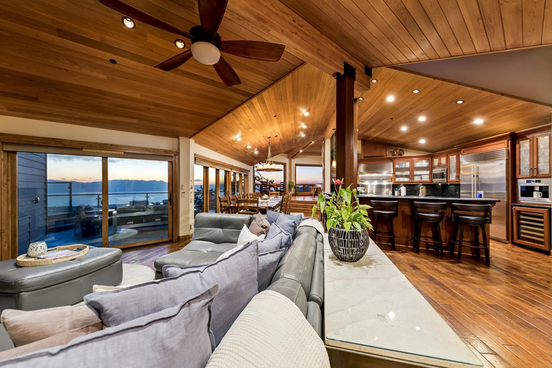 スマートテレビ、暖炉、テレビゲーム、卓球台