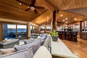 Una Smart TV, una chimenea, videojuegos, una mesa de tenis de mesa