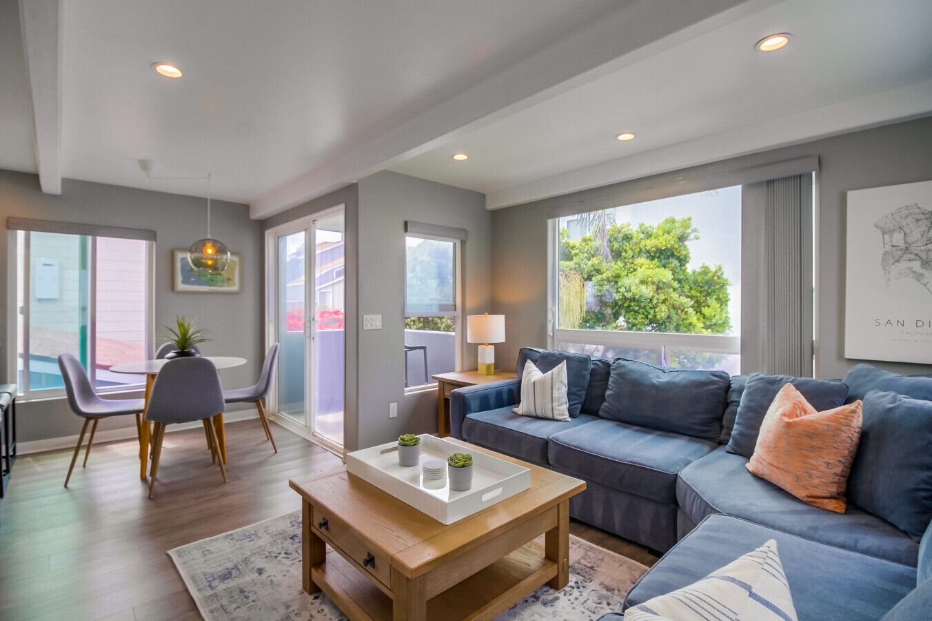 Télévision, livres, chaîne hi-fi, écrans d'ordinateur