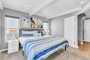 3 soverom, skrivebord, strykejern/-brett og reiseseng for barn