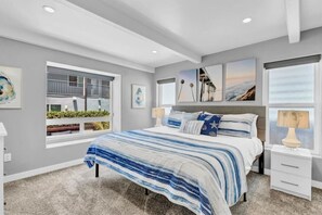 3 habitaciones, escritorio y tabla de planchar con plancha 