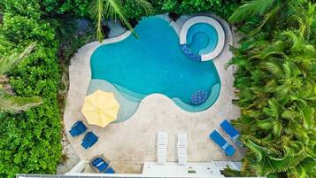 Una piscina al aire libre, una piscina climatizada