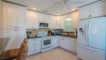 Frigorífico, microondas, horno y placa de cocina