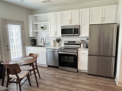 Luxurious 1-bedroom apartment in superb Waukee with gym & game room