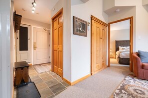 3 室のベッドルーム、アイロン / アイロン台、WiFi (無料)、ベッドシーツ