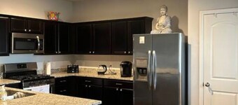 Charming 2-bedroom house in wonderful Roman Forest with AC