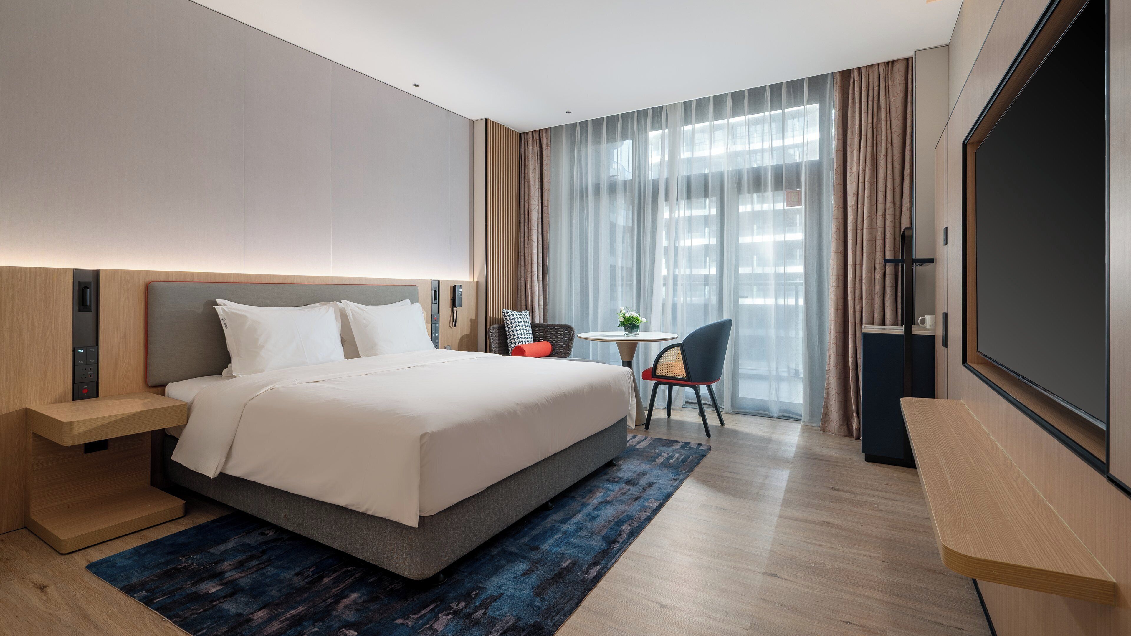 Down duvets, minibar, desk, laptop workspace