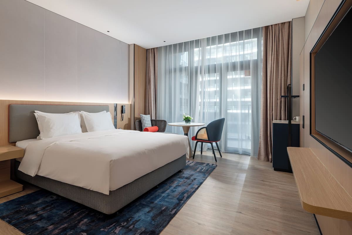 标准房, 1 张特大床, 无障碍 | 羽绒被、迷你吧、办公桌、笔记本电脑工作区