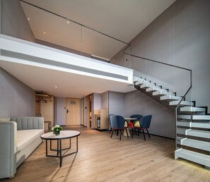 Svit - 1 sovrum - havsutsikt (Penthouse) | Duntäcken, minibar, skrivbord och arbetsyta för laptop