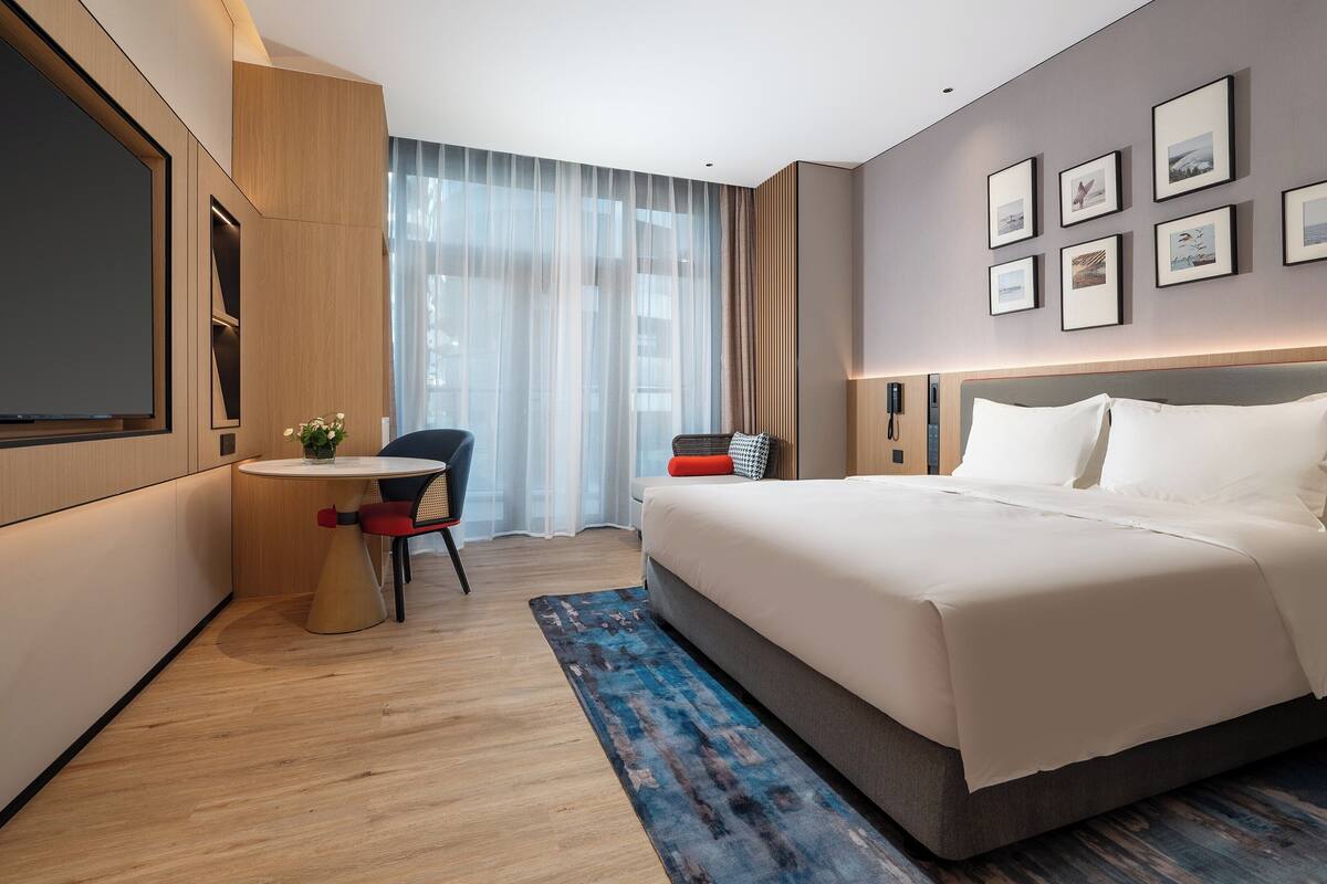 1 King Standard Extra Floor Space | Down comforters, minibar, desk, laptop workspace