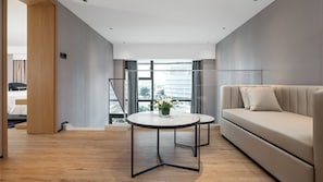 Edredones de plumas, minibar, escritorio