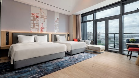 Cubrecamas, minibar, escritorio y espacio para trabajar con laptop