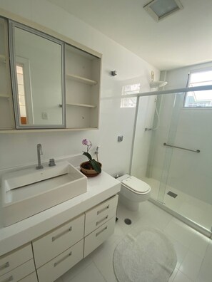 Shower, hair dryer, towels, toilet paper - Porto da Barra Sea View (Salvador)