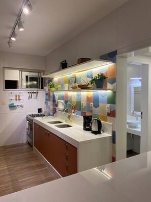 電子レンジ、オーブン、コンロ