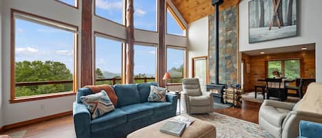 Smart TV, chimenea, futbolito, mesa de ping pong