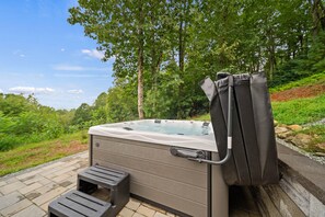 Outdoor spa tub - MOUNTAIN LODGE NEAR BOONE (Boone)