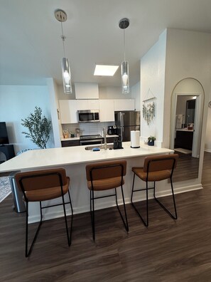 冷蔵庫、電子レンジ、オーブン、コンロ