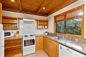 Refrigerador con congelador, microondas, horno y parrilla de estufa 