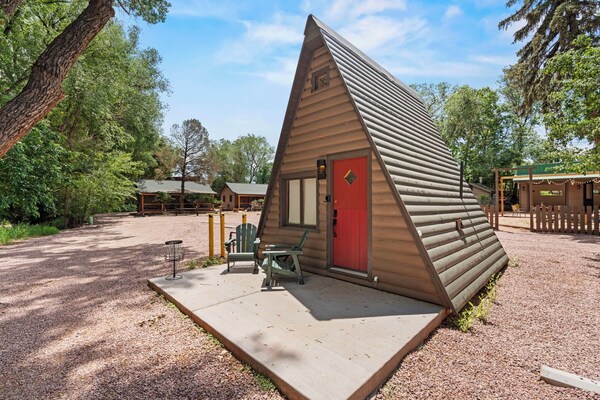 Timber Lodge Cabins 25 - Cheyenne Mountain State Park, Colorado Springs