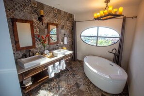 Dusche, Whirlpool, Haartrockner, Handtücher