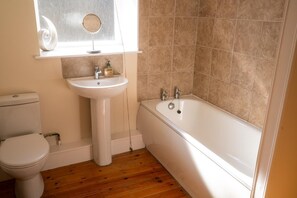 Double Room (Room 4) | Bathroom | Towels - George Inn (Buxton)