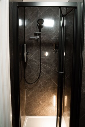 Chambre double (Room 1) | Salle de bain