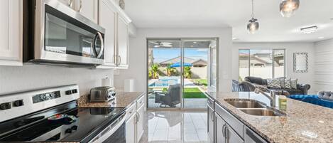 Réfrigérateur, four à micro-ondes, un four, surface de cuisson