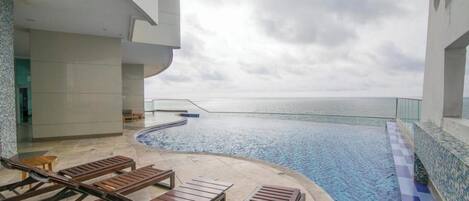2 outdoor pools