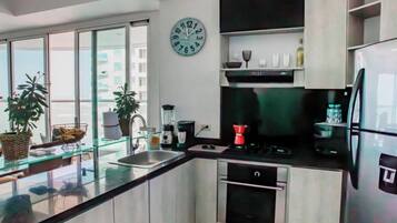 Departamento básico, balcón, vista a la playa | Cocina privada